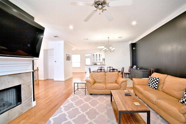 2410 Dorrington St in Houston, TX - Building Photo - Building Photo