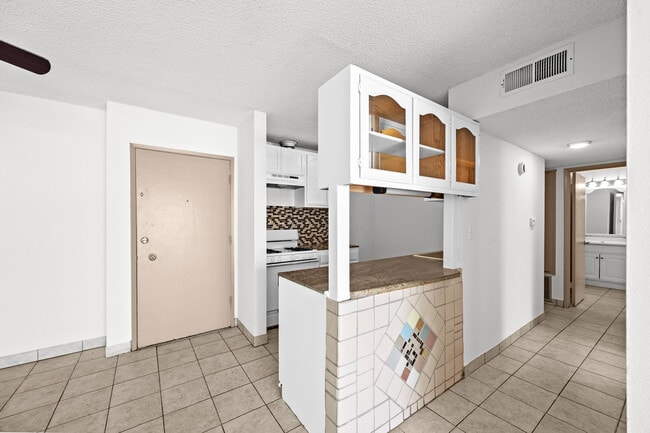 18620 Hatteras St, Unit 274 in Tarzana, CA - Building Photo - Building Photo