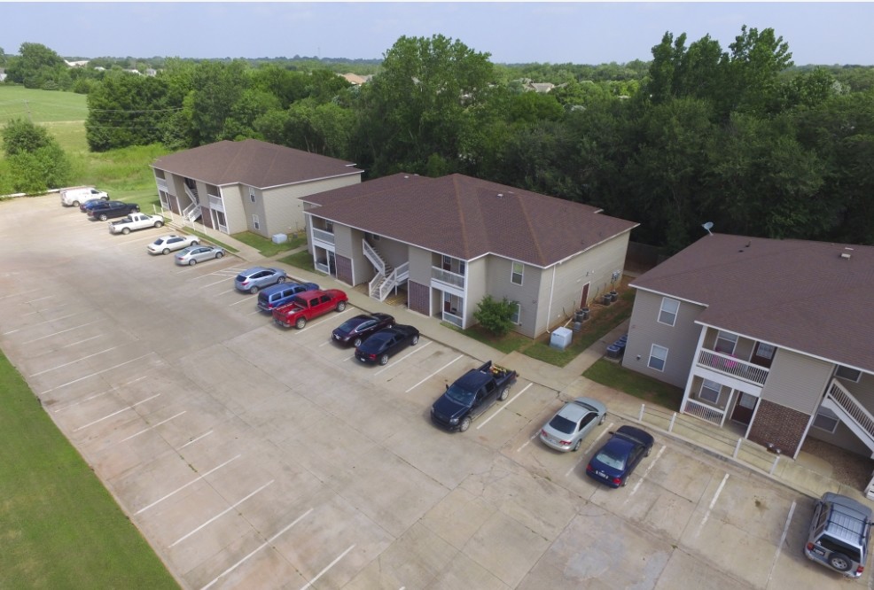 Creekside Apartments in Stillwater, OK - Building Photo