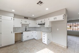 8633 W Weldon Ave in Phoenix, AZ - Building Photo - Building Photo