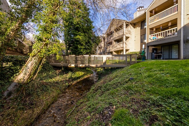 Creekwood Apartments in Des Moines, WA - Foto de edificio - Building Photo