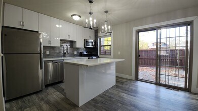 Courtyard Townhouse Apartments in Kirkwood, MO - Foto de edificio - Interior Photo