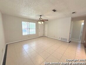 8231 Meadow Forest St in San Antonio, TX - Building Photo - Building Photo