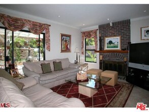 5241 W Goldenwood Dr in Inglewood, CA - Foto de edificio - Building Photo