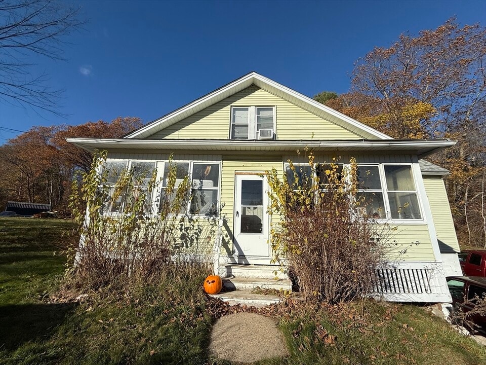 931 Worcester Rd in Barre, MA - Building Photo