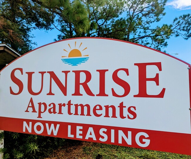 Sunrise Apartments in Titusville, FL - Foto de edificio - Building Photo