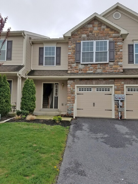 802 Caramist Cir in Sinking Spring, PA - Building Photo