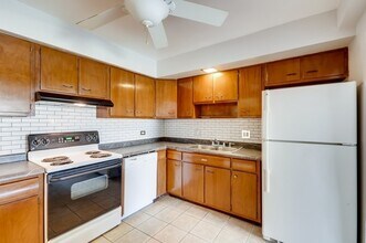 2206 S Goebbert Rd in Arlington Heights, IL - Building Photo - Building Photo