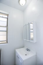 1361 W Greenleaf Ave, Unit #2B in Chicago, IL - Building Photo - Building Photo