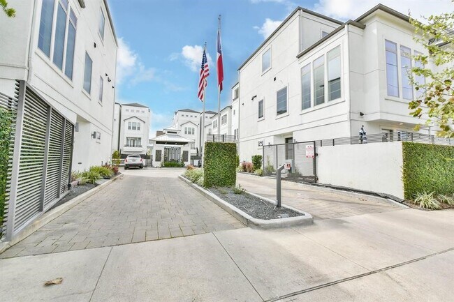 423 T C Jester Blvd in Houston, TX - Building Photo - Building Photo