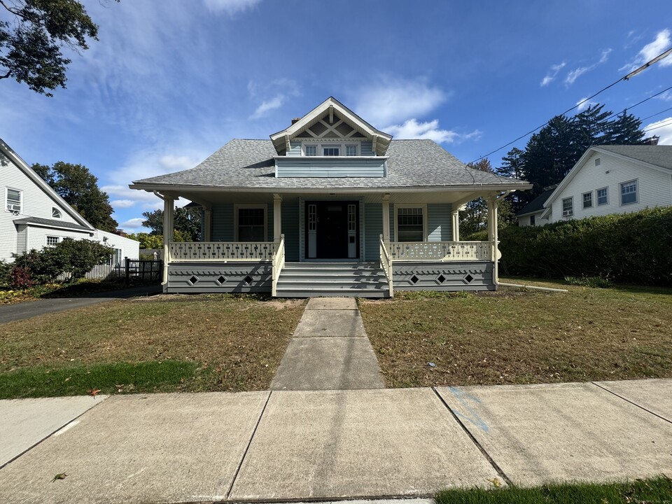 26 Pleasant St in West Hartford, CT - Building Photo