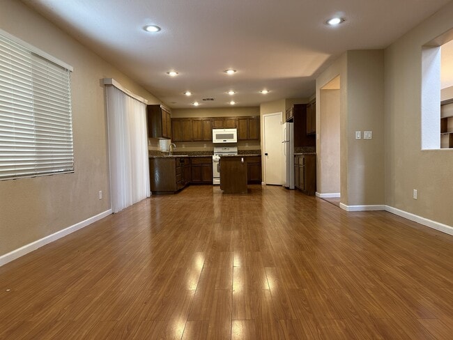 5537 Spruce Hill Ct in Las Vegas, NV - Building Photo - Building Photo