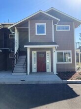 2052 Smith Ln, Unit C in Fortuna, CA - Foto de edificio - Building Photo