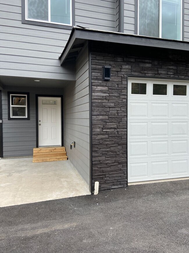 2615 E 14th St-Unit -A in The Dalles, OR - Foto de edificio - Building Photo