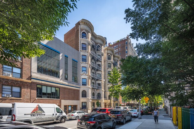 7 W 92nd St in New York, NY - Building Photo - Building Photo