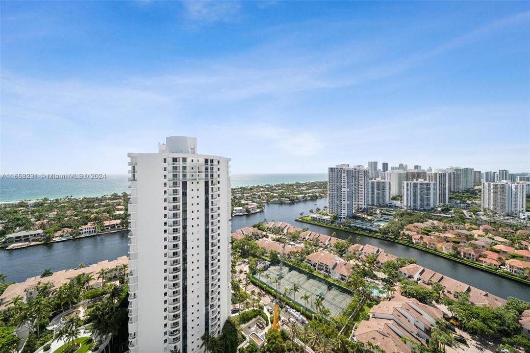 21055 Yacht Club Dr in Aventura, FL - Building Photo