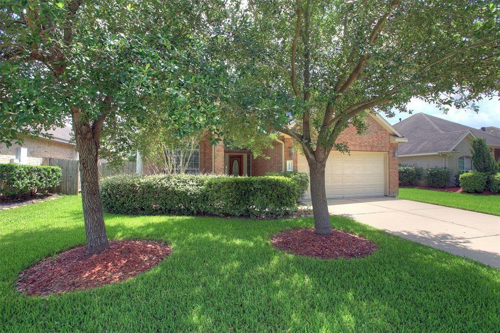 10024 Hidden Falls Dr in Pearland, TX - Building Photo