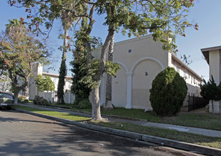 Villa Apartments in Anaheim, CA - Building Photo - Building Photo