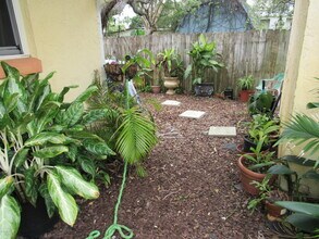 209 Cleveland Ave in Cocoa Beach, FL - Building Photo - Building Photo