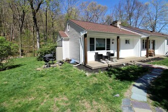 18 Mountain Rd in Tuxedo Park, NY - Building Photo - Building Photo