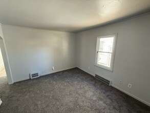 18532 Roscommon St in Harper Woods, MI - Building Photo - Building Photo