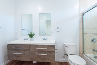 16753 Sherman Way in Van Nuys, CA - Foto de edificio - Building Photo