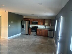 587 NW 100th St in Miami, FL - Building Photo - Building Photo