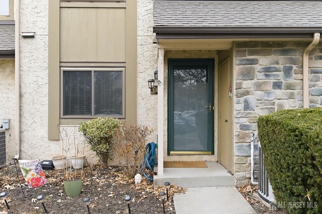 60 Hampshire Dr in Plainsboro, NJ - Building Photo - Building Photo