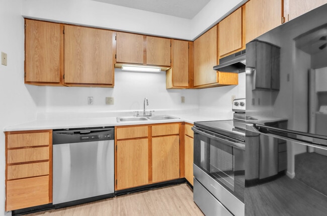 Deerfield Village in Kendallville, IN - Foto de edificio - Building Photo