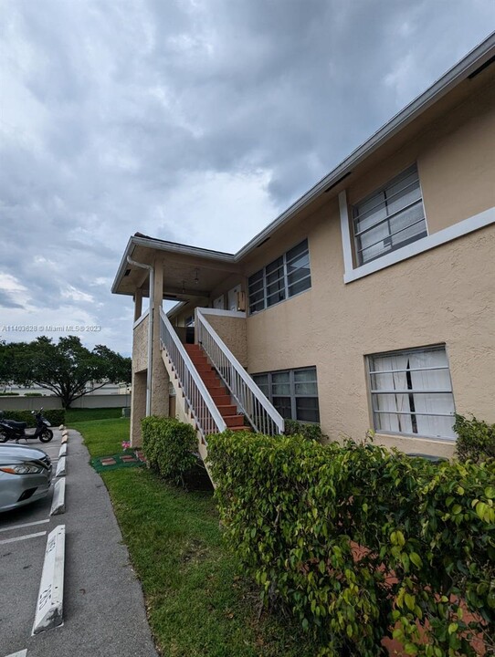 845 Twin Lakes Dr in Coral Springs, FL - Building Photo