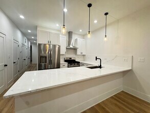 2425 W Cortez St, Unit G in Chicago, IL - Building Photo - Building Photo