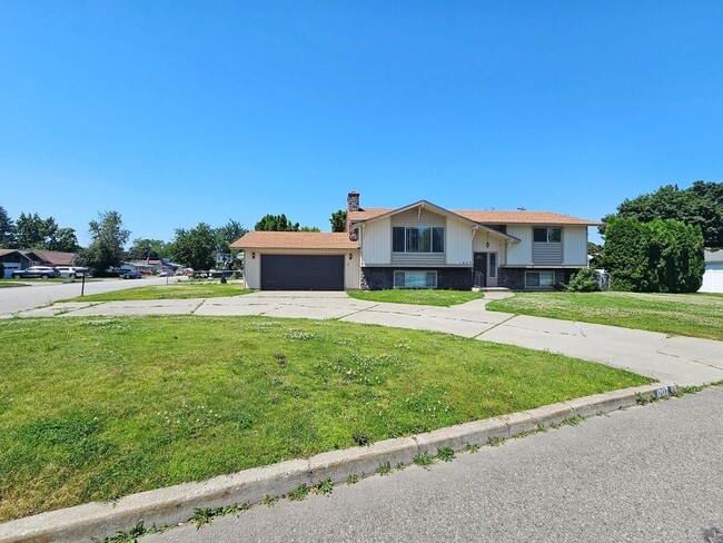 property at 1207 N Bannen Rd
