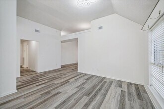 143 W Village Knoll Cir in Spring, TX - Building Photo - Building Photo