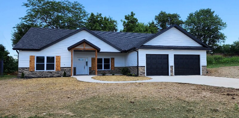 504 Brian St in Ava, MO - Foto de edificio