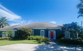 16 Gulf Manor Dr in Venice, FL - Building Photo