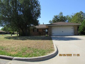5702 NW Cedarwood Dr in Lawton, OK - Building Photo