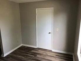 335 Beverly St in Hinesville, GA - Building Photo