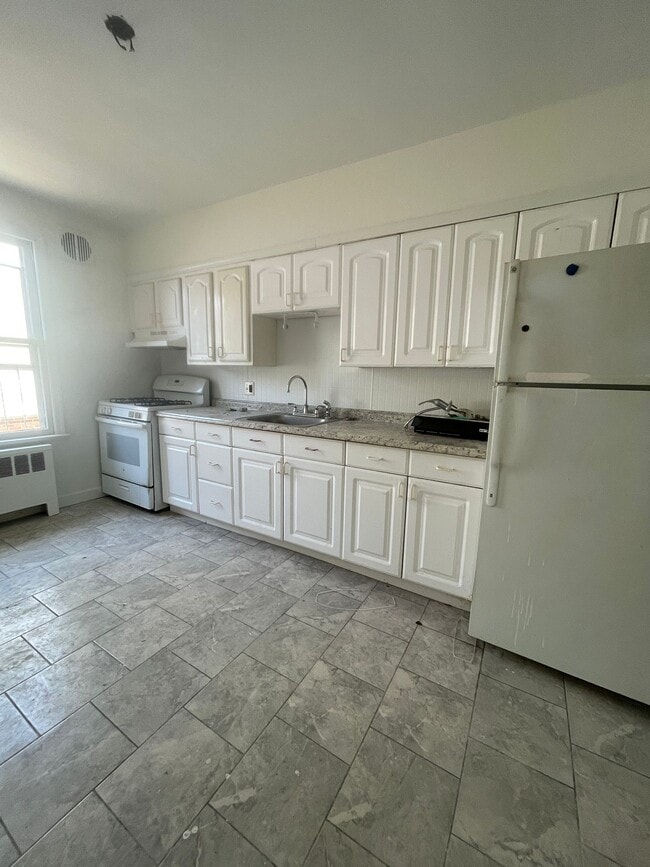 117 Hobart Ave, Unit 3