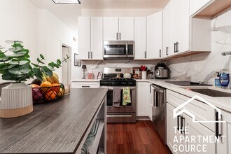1110 W Wolfram St, Unit 1 in Chicago, IL - Foto de edificio - Building Photo