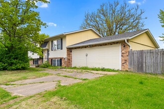 6712 N Terra Vista Dr in Peoria, IL - Building Photo - Building Photo