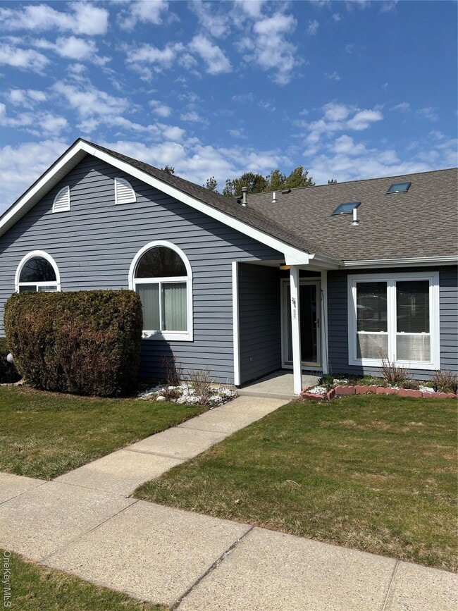 825 Spring Lake Dr in Middle Island, NY - Building Photo - Building Photo