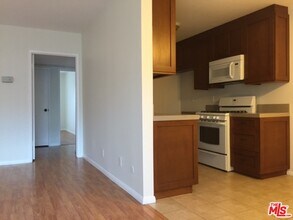 5252 Coldwater Canyon Ave, Unit #207 in Los Angeles, CA - Building Photo - Building Photo