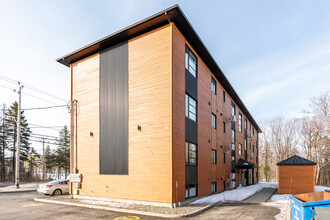 520 Marie-Victorin Rte in Lévis, QC - Building Photo - Building Photo