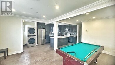 1018 Kennedy Rd in Toronto, ON - Building Photo - Building Photo