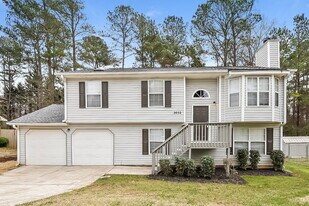 2032 Lown Farm Ln in Lithonia, GA - Building Photo