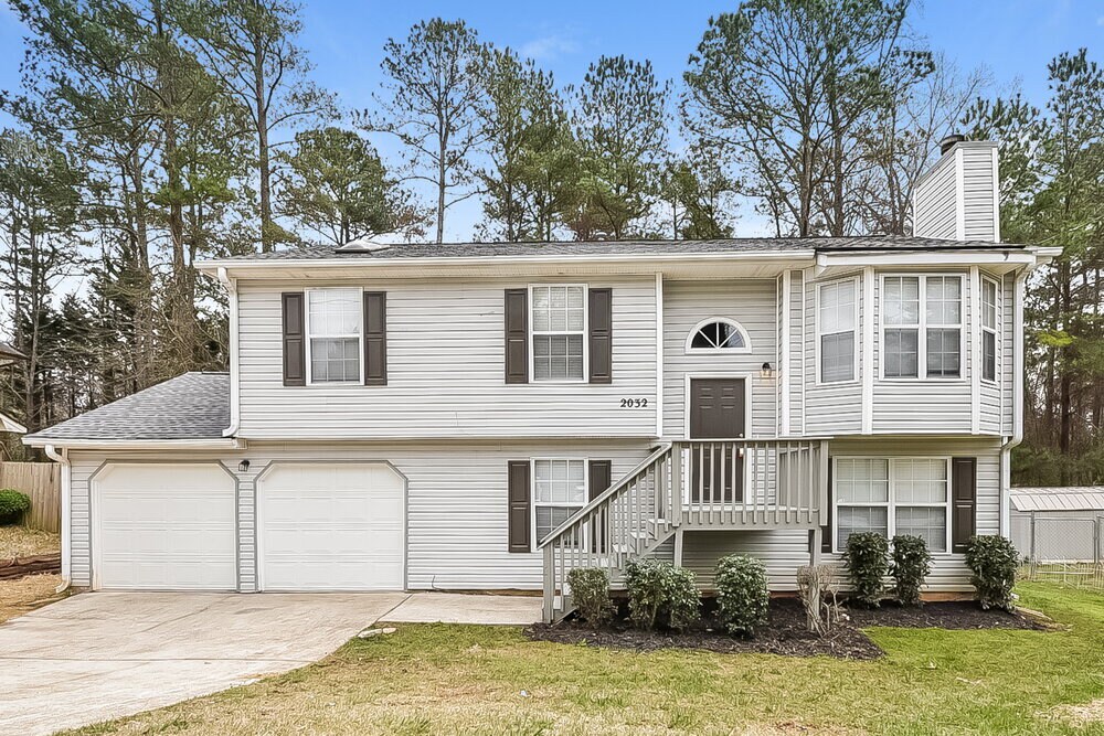 2032 Lown Farm Ln in Lithonia, GA - Building Photo