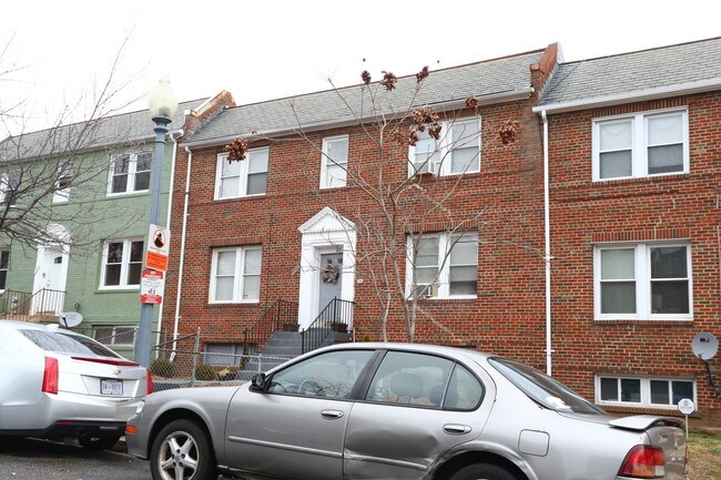 1350 Queen St NE in Washington, DC - Foto de edificio - Building Photo