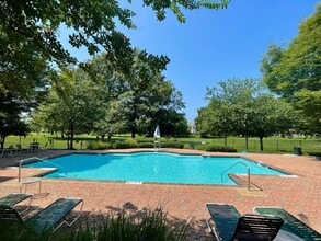 5563 Seminary Rd in Falls Church, VA - Foto de edificio - Building Photo