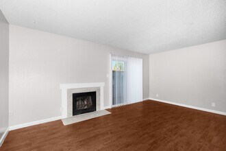 Walnut Wood Apartments in Carmichael, CA - Foto de edificio - Building Photo