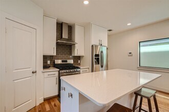 4916 McKinney St in Houston, TX - Building Photo - Building Photo